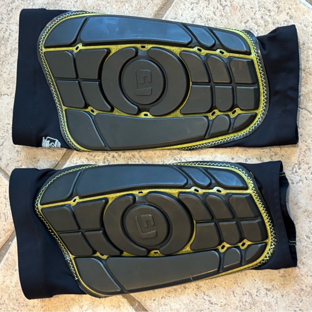 G-Form Adult Large Black Yellow Protective Shin Pads MTB Skateboarding